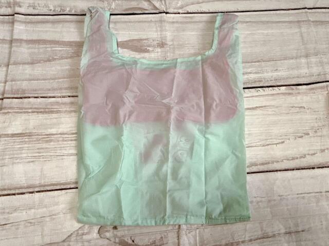 バックは装飾がないシンプルなデザイン