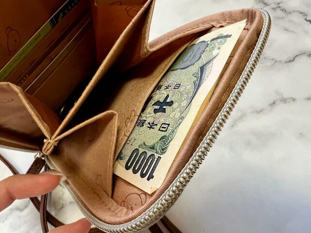 バック側のポケットにお札をイン！