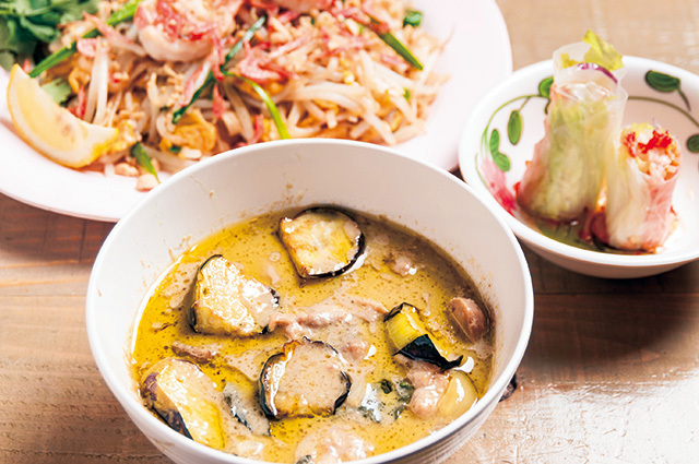 TARUTARU／パッタイ（グリーンカレー食べ放題） 980円 グリーンカレーはマイルドでコクがあり、後味でピリッとした辛さを感じる。