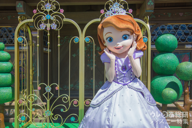 ソフィアグッズを持った子どもが次々とソフィアに会いに来る