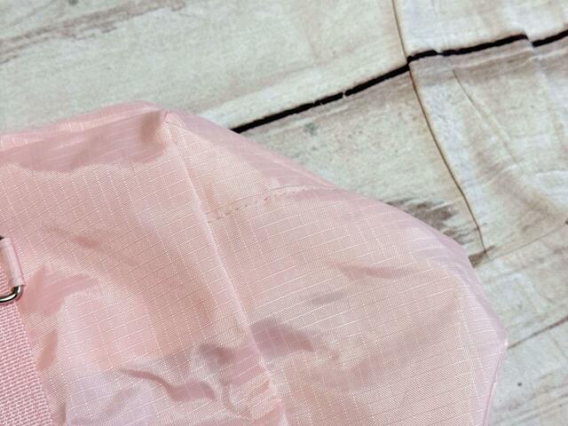 【付録 Coleman 撥水ボストンバッグ＆リフレクターチャーム】ボストンバッグの素材はポリエステル。軽くて丈夫なリップストップ生地を使用