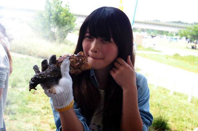 珍肉に食らい付く！ ワイルドすぎる美女たち