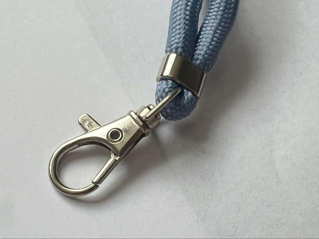 【ダイソー スマホショルダーストラップ ダスティブルー】接続部の金具はくるくると回るので透明シートがねじれて千切れる心配はない