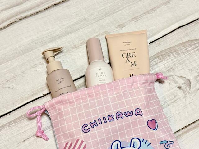 【ちいかわ DAISO限定デザイン】「巾着 ちいかわ」かさばりやすいボトル類もラクに入るので、さまざまなシーンで活躍してくれそう♪