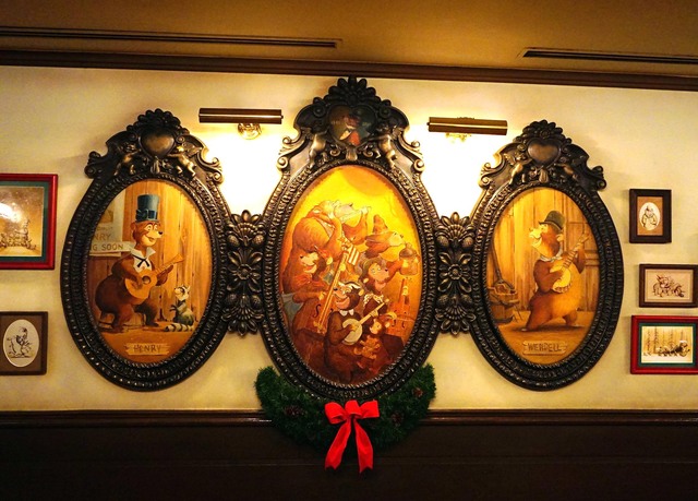 壁にかけられたクマ達の絵