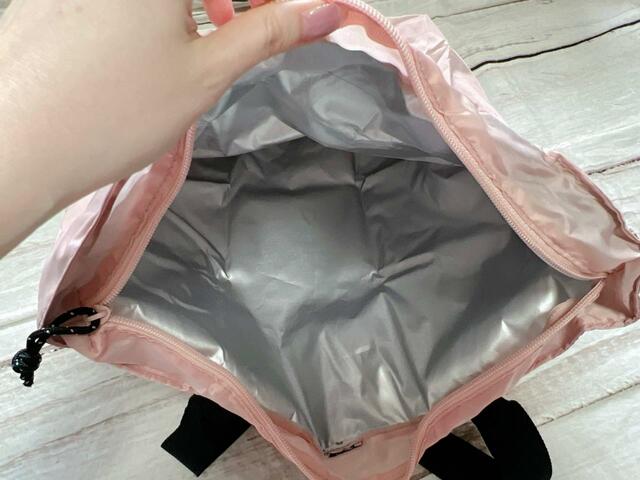 ポケットなどはないシンプルな作り