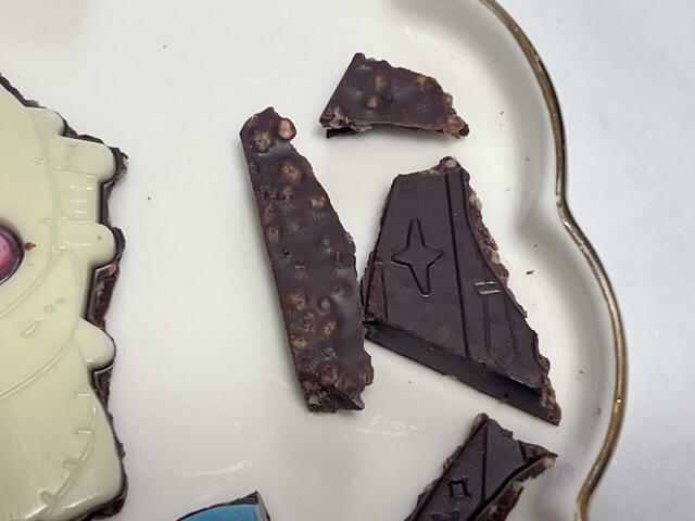 チョコの中にはパフ入り。食感が楽しく、厚みのあるチョコでも軽い食べ心地♪