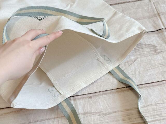 内側には吊りポケットが1つついています