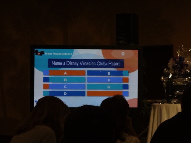 ゲームのクエスチョンに対してチーム分けされたメンバーが回答をしていきます。