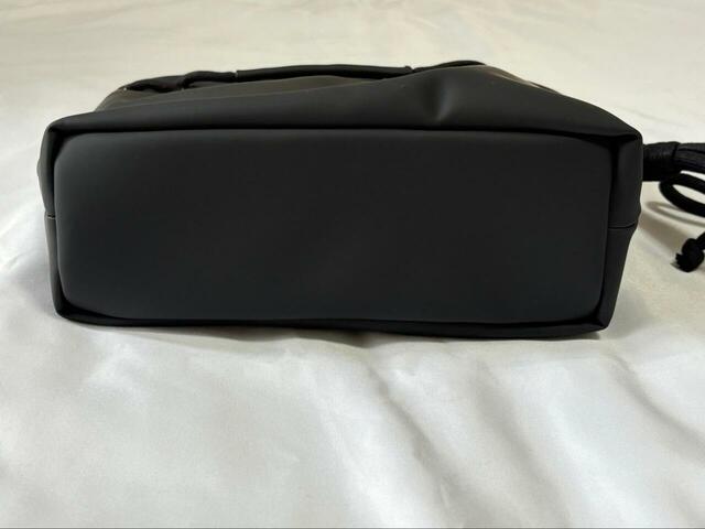 【adidas フェイバリット スモールバッグ】サイズは約縦21×横22×マチ8cm。コンパクトに見えますがマチは意外にあります◎