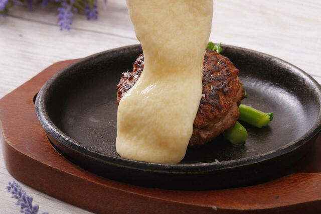 「チーズをとろりとかけて提供するハンバーグ」＜期間：2026年4月1日～6月30日＞【【インターコンチネンタル 東京ベイ】握りたて寿司やズワイ蟹、海鮮丼も！北海道の美食を堪能できるランチ＆ディナーブッフェ開催！】