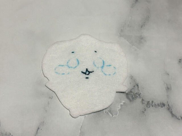 お顔の中の眉、鼻、口は本体のフェルトに直接刺繍します