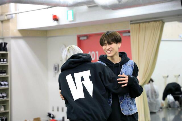 リハの合間はリラックスした表情（KAITO）