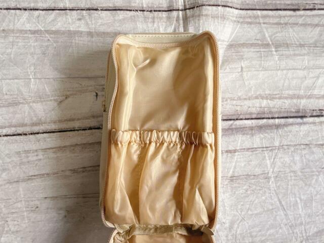 背面側のギャザーポケットは仕切りがあってペン型のコスメの収納にぴったり