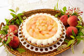 【キル フェ ボン】「桃のショートケーキタルト ～バニラ風味～」piece￥950 / whole（25cm）￥9,504