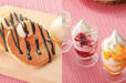 「​​​（左）チョコバナナパンケーキ（右）フローズンヨーグルトバー」＜期間：2026年7月1日～31日＞【目玉は1ピース1,900円超の“究極のスーパーメロンショートケーキ”！ホテルニューオータニ幕張で、とろけるマンゴーや極上メロン、贅沢スイーツが夢の饗宴！】
