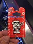ストーム・トルーパーのピンバッジもクリスマスモードに
