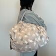 【marna Shupatto 保冷バッグ 20L】持ち手を絞れば肩掛けもOK！持ち手が幅広で肩にフィットするので、食い込みにくく快適に使えます