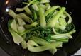 牛肉と一緒に炒めるのは空芯菜がおすすめだが、小松菜やチンゲンサイ、ホウレンソウも可