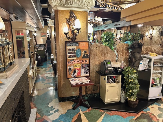 【喫茶 古城】入口から見た店内。この太い柱の向こうが客席