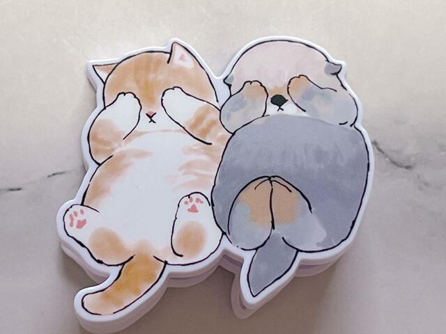 目をおててで隠しているのがなんともキュート♪