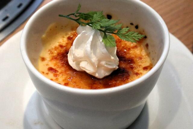 【焼肉ダイニング ワンカルビ 濃厚クレームブリュレ】食後のデザートは1人1点まで。焦げたカラメルが香ばしいブリュレは別腹です