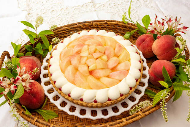 【キル フェ ボン】「桃のショートケーキタルト ～バニラ風味～」piece￥950 / whole（25cm）￥9,504