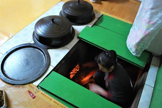 写真は中国吉林省の朝鮮族家庭。韓国では見られなくなったオンドルを熱源とした釜での調理風景が朝鮮族の家庭では健在