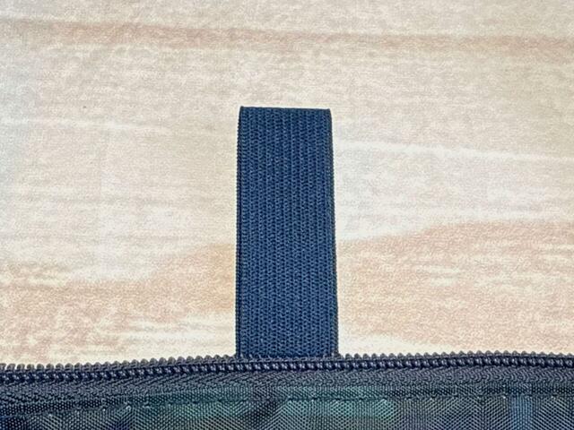 口にゴムバンド付き。使わないときはコンパクトにまとめられます