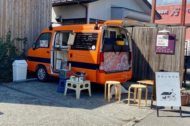 『ムールア・ラムール』の駐車場で営業する『稲荷山珈琲店』