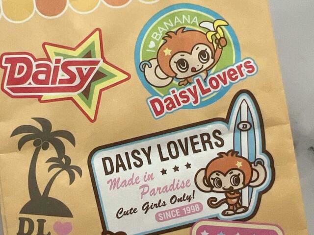 サーフボードや椰子の木など、ロコガール全開なデザインがキュート