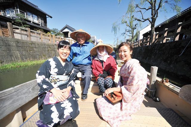 昔ながらの傘をかぶった船頭さんが、観光ガイドもしてくれる。つい質問攻めにしてしまうことも…