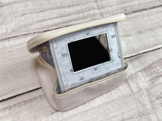 鏡が立てられるだけでなく、角度も変えられて便利！