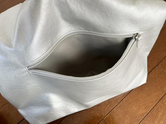 【LOWRYS FARM ヤワラカルイ２ＷＡＹショルダーＢＡＧ】内側には大きなファスナー付きポケットがあり便利！