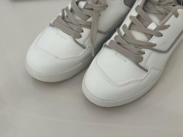 【ファッションセンターしまむら　シャンブルのレディーススニーカー】白い底面にゴムがついている