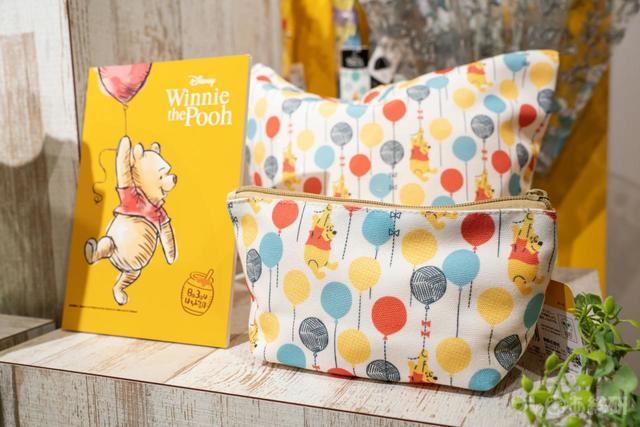 【くまのプーさん　ゆったりお買い物フェア】カラフルなミニバッグとポーチ　© DISNEY. Based on the 