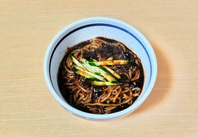 【アサヒコ pulmuone 韓国ジャージャー麺 1280g（4人前） 1498円】味噌や豚肉、タマネギなどが生む奥深い風味の虜に