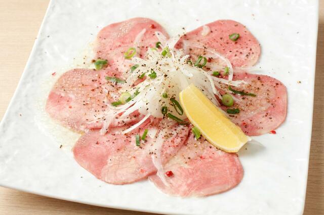 「低温調理牛タンのカルパッチョ」＜期間：2025年7月11日～8月31日＞【「うなぎ」＆「厚切り牛タン」がダブルで食べ放題！「牛タン番長」の夏季限定フェアでお得に贅沢三昧！】