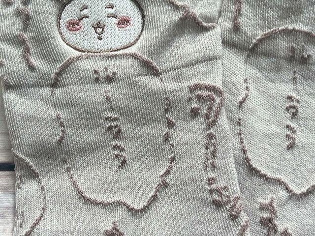 吹き出しの総柄ですが、なんとちいかわがよく言うセリフの吹き出しの柄です。「ルーララ」の歌声も♪