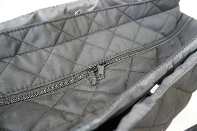 メイン収納の両開きファスナー