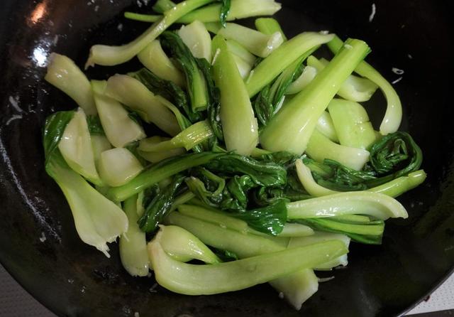 牛肉と一緒に炒めるのは空芯菜がおすすめだが、小松菜やチンゲンサイ、ホウレンソウも可
