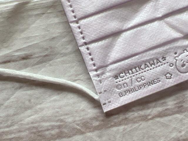 淡いピンクの不織布マスク