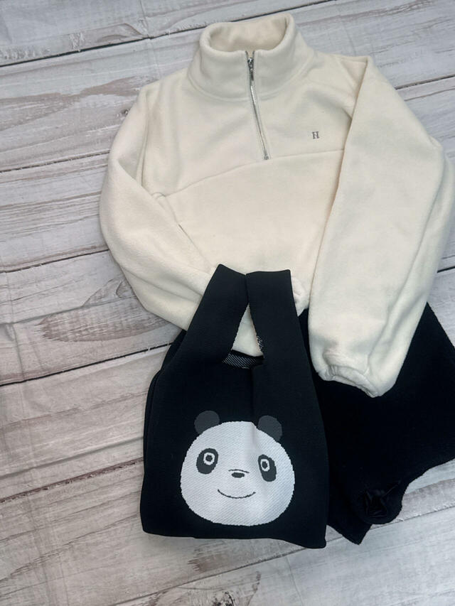 カジュアルなフリースとショートパンツコーデに合わせてもかわいい♪