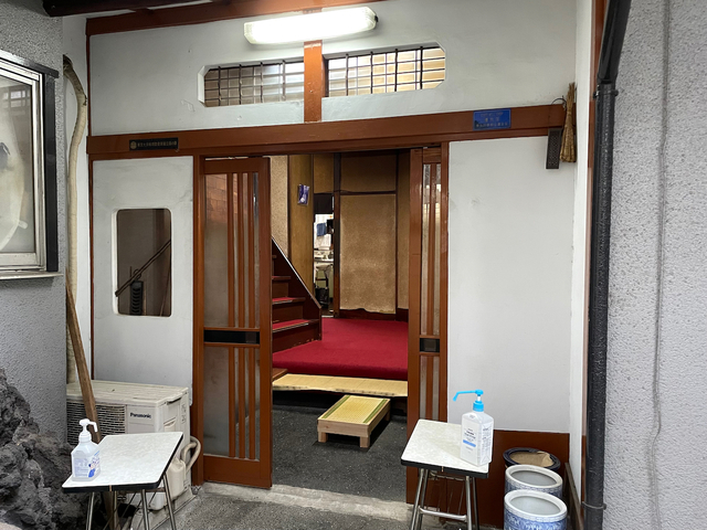 【洋食入舟】階段の奥にチラッと見えるのが厨房