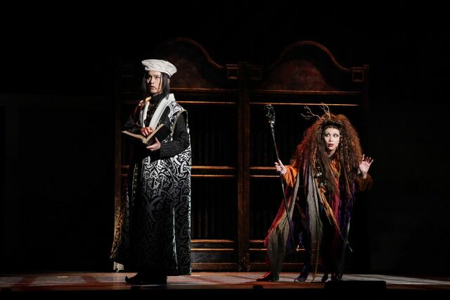 音楽劇『精霊の守り人』より、星読博士シュガ役：水石亜飛夢（左）、トロガイを演じる雛形あきこ