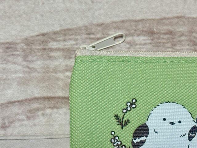 素材はポリエステル。コットンキャンバス調の厚手でしっかりとした生地