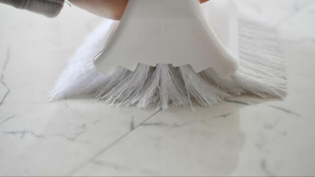 【ニトリ　ゴムの力で汚れを落とすバスブラシ】先割れ毛を採用しているため、タイルの掃除にも最適！