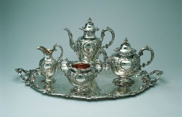 「ティーセット」1860－61年 ロンドン　穐葉アンティークジュウリー美術館蔵