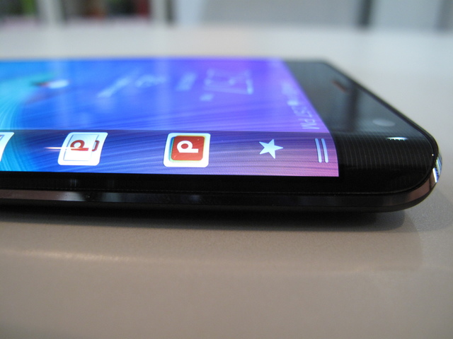 サムスン：GALAXY Note Edge　側面エッジスクリーン