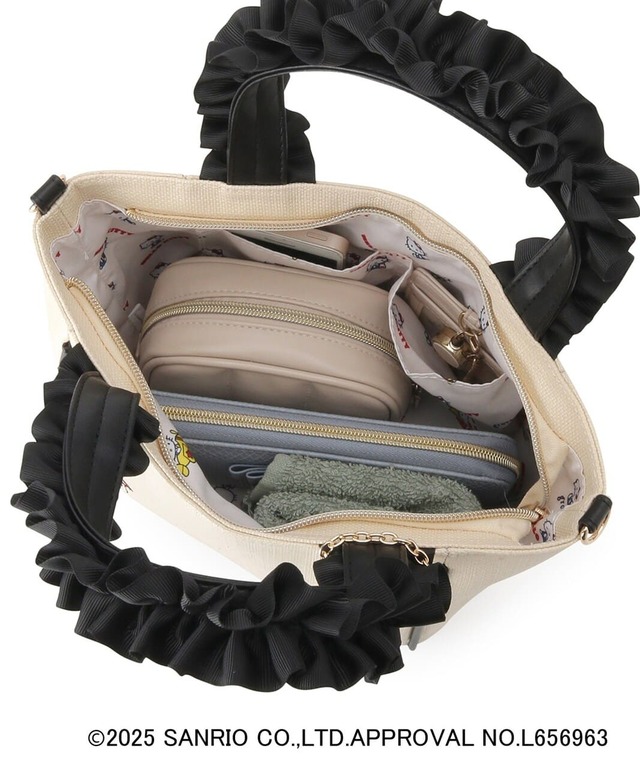 【grove×ハローキティ「フリル2WAYトートバッグ」￥5,497】しっかりしたマチとファスナー開閉がうれしい